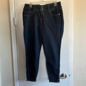 Torrid cropped blue jeans with zippers at the ankles Size 12